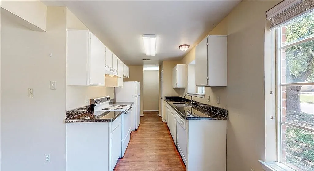 3 bed, 1000 sqft, $1,200 — Photo 4