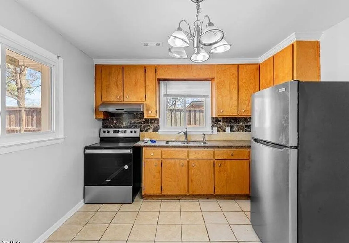 3 bed, 1114 sqft, $2,200 — Photo 2