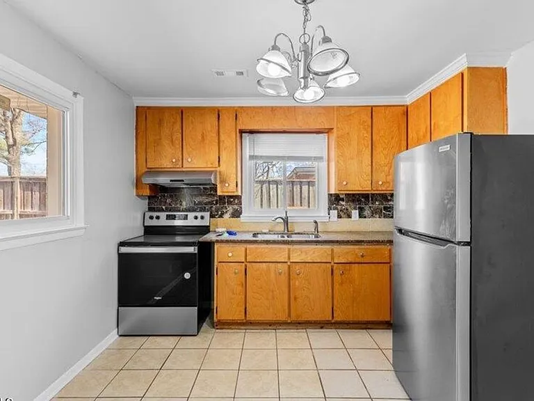 1306 Hudson Ave — Photo 2