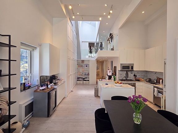 4th image of 350 E 81st St #Penthouse