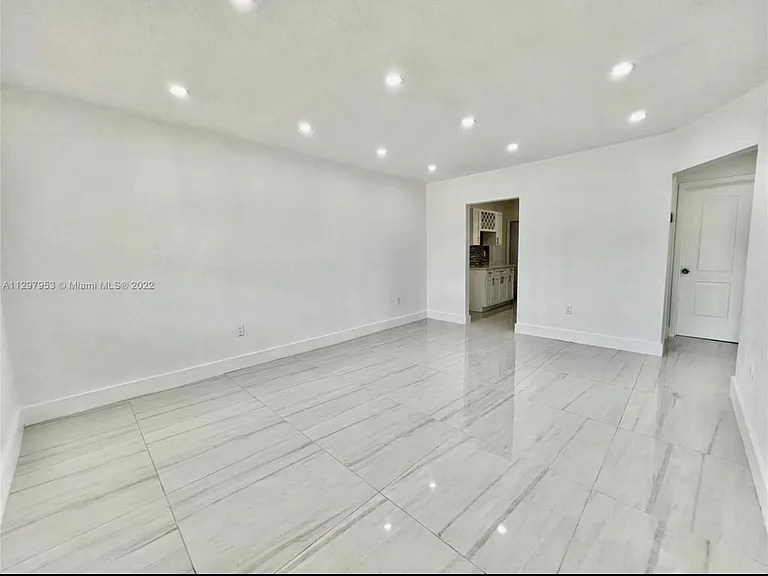 917 NW 103rd St #917 — Photo 3