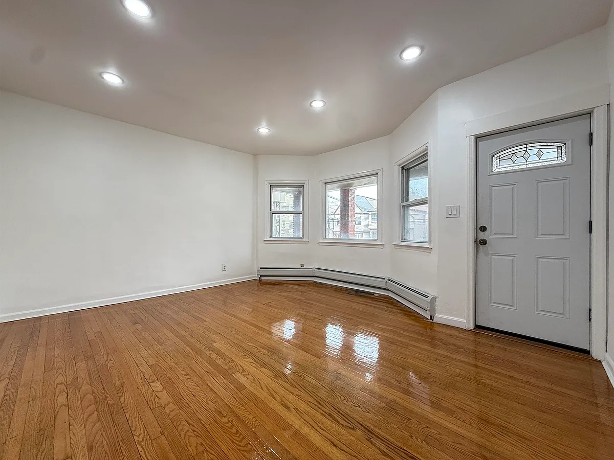 Building Photo - 136 W 31st St #1