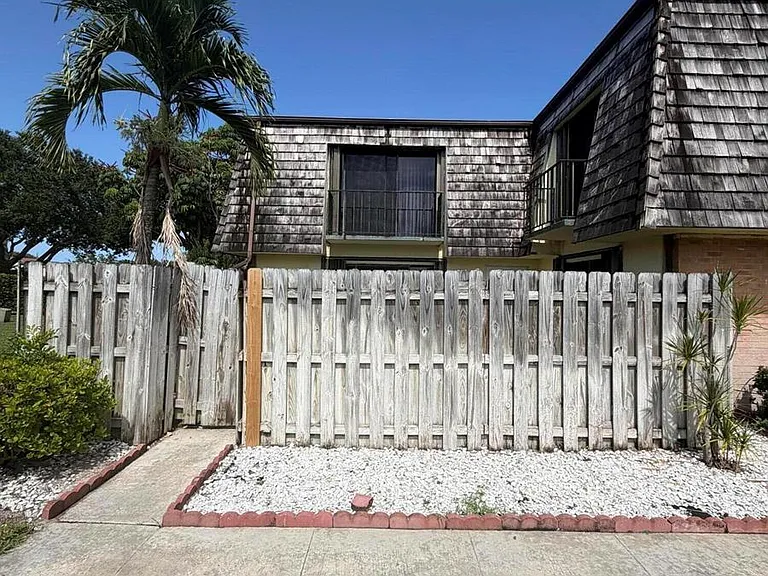 141 Lake Arbor Dr — Photo 1