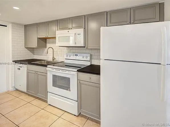 4121 NW 26th St #T14, Lauderhill, FL 33313
