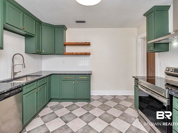 3rd image of 359 Tuttle Ave