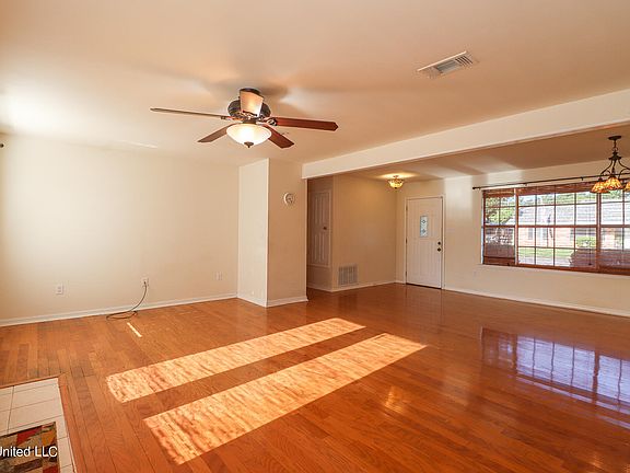 5th image of 110 Royal Dr