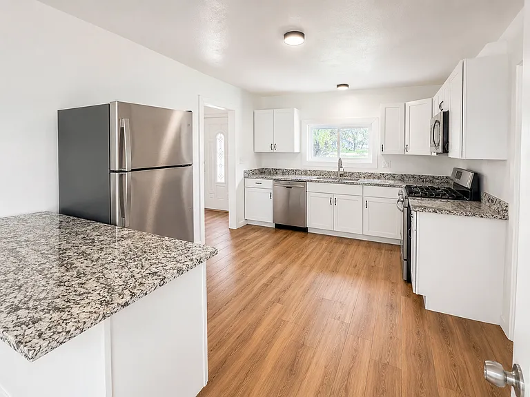 69 Hemingway Dr — Photo 3