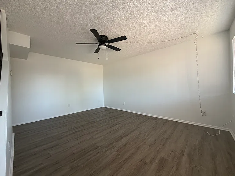 901 E Claremont St #4 — Photo 2