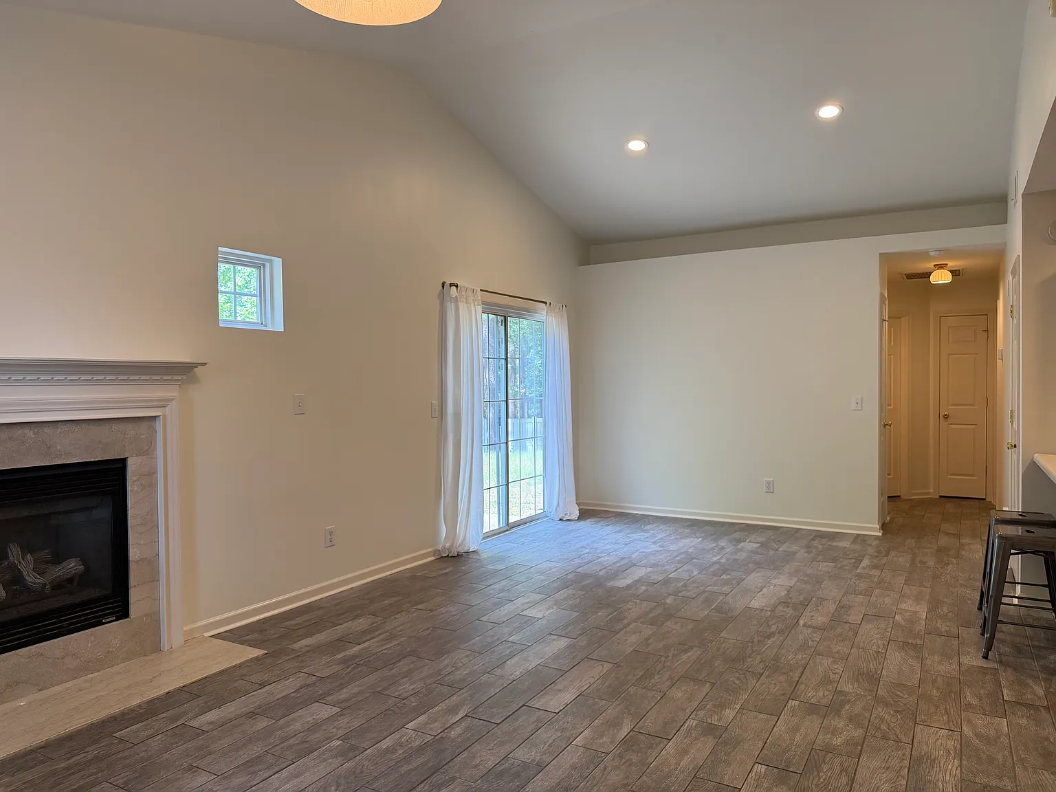 2 bed, 1077 sqft, $1,700 — Photo 4
