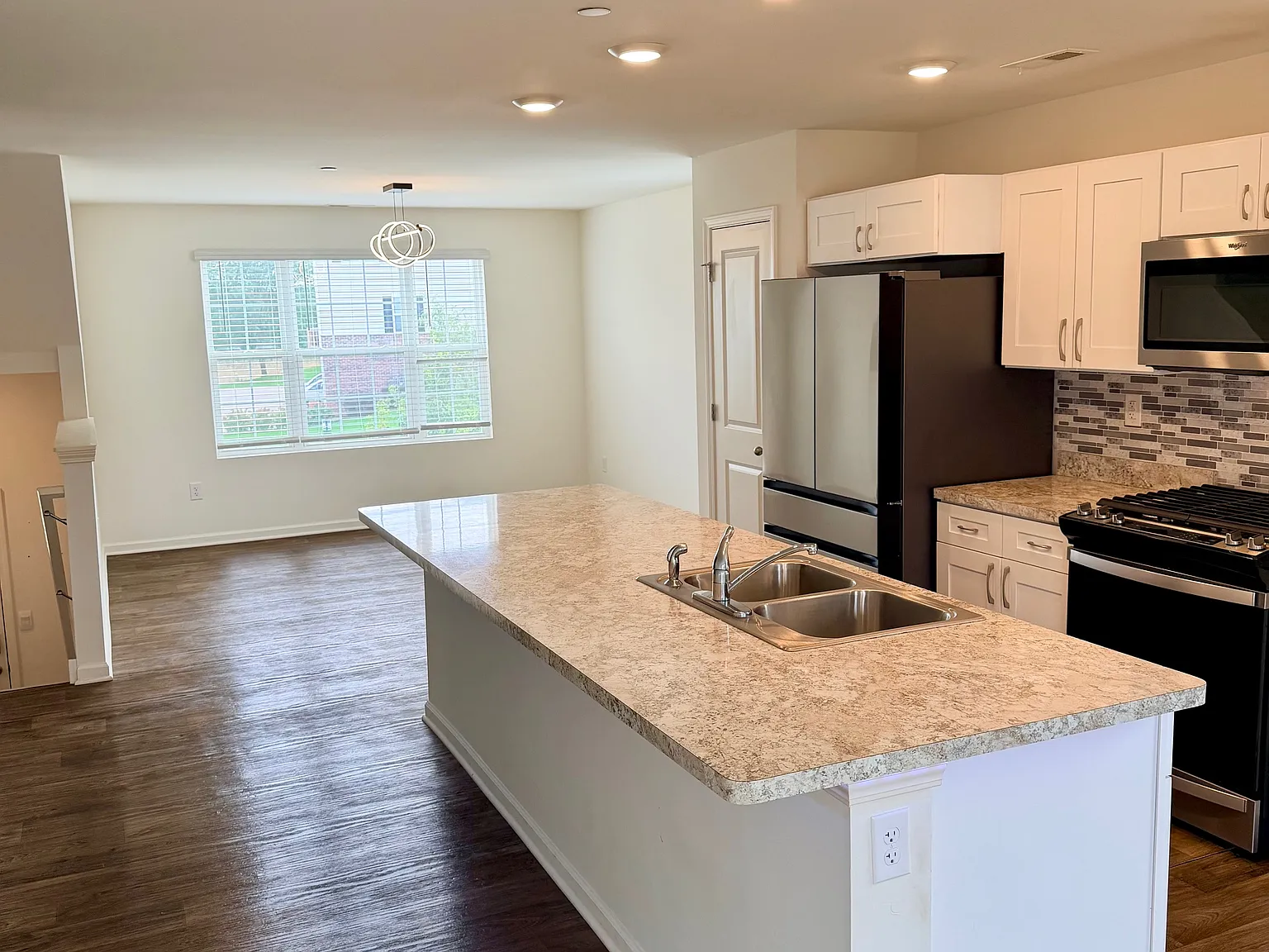 3 bed, 2.5 bath, 1758 sqft, $3,000 — Photo 3
