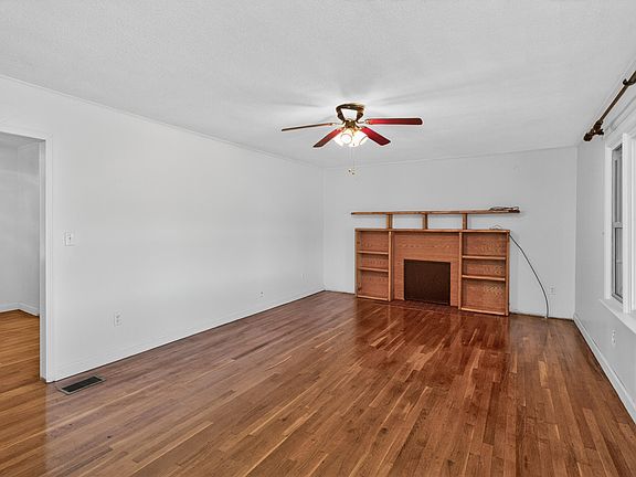 2nd image of 476 College Hill Rd