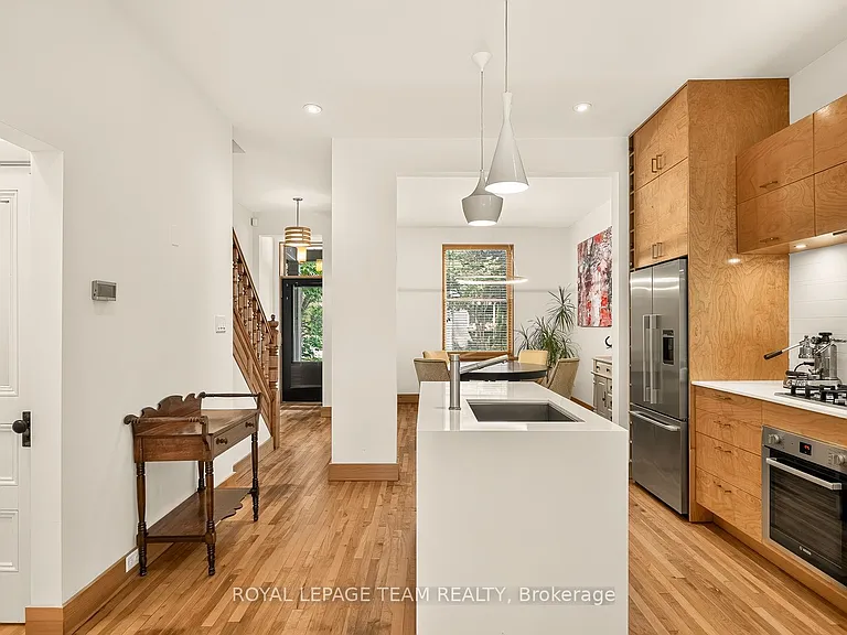 66 Ivy Cres — Photo 8