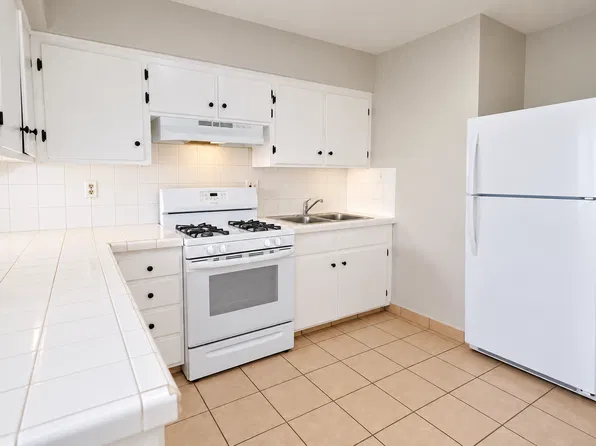 485 River Rd APT C, Corona, CA 92878