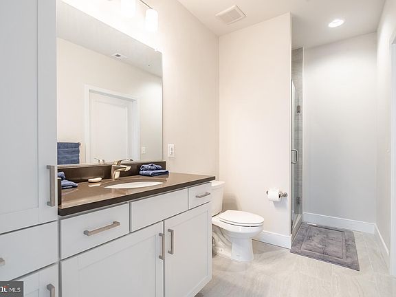 5th image of 2000 Clarendon Blvd #305