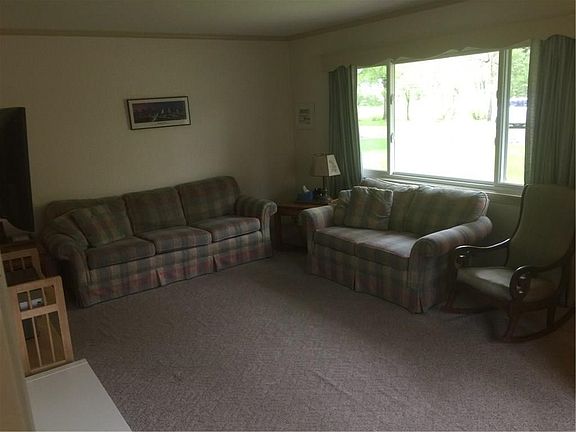 Living room area (photo 2/3).