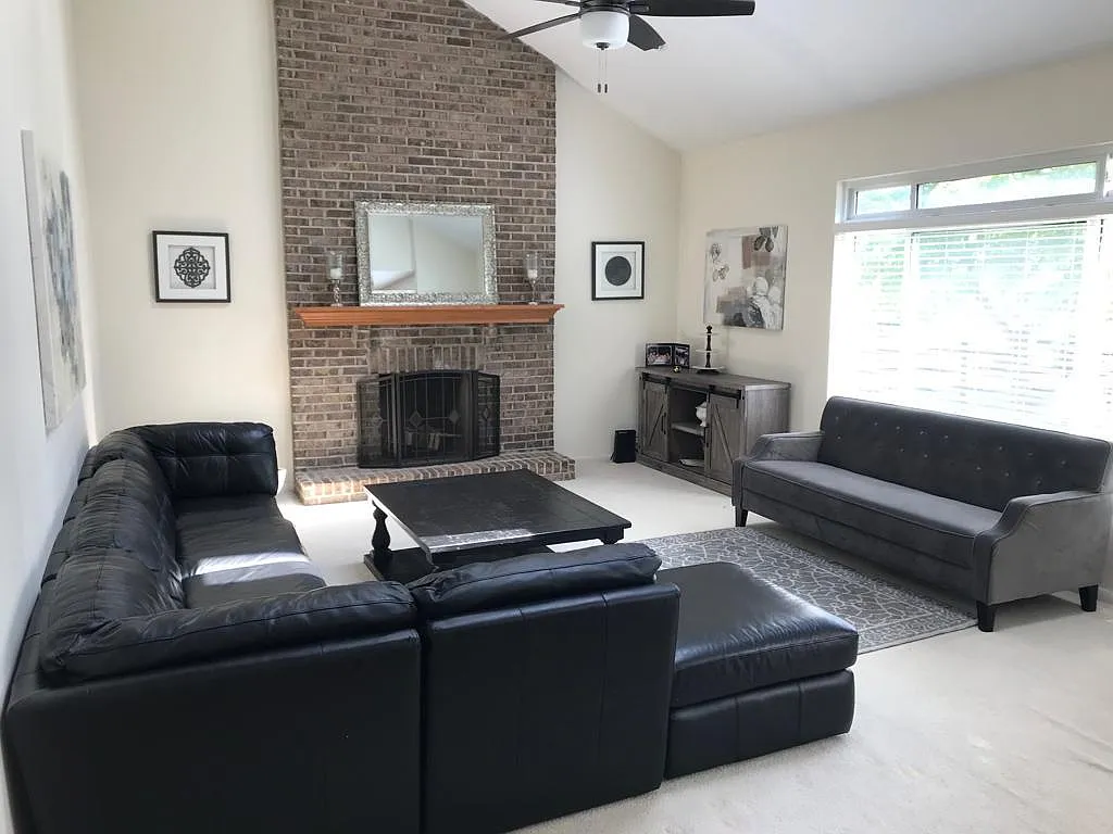 3 bed, 2.5 bath, 2200 sqft, $2,995 — Photo 2