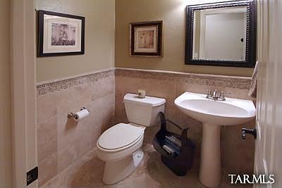 5th image of 4118 N Sunset Cliff Pl
