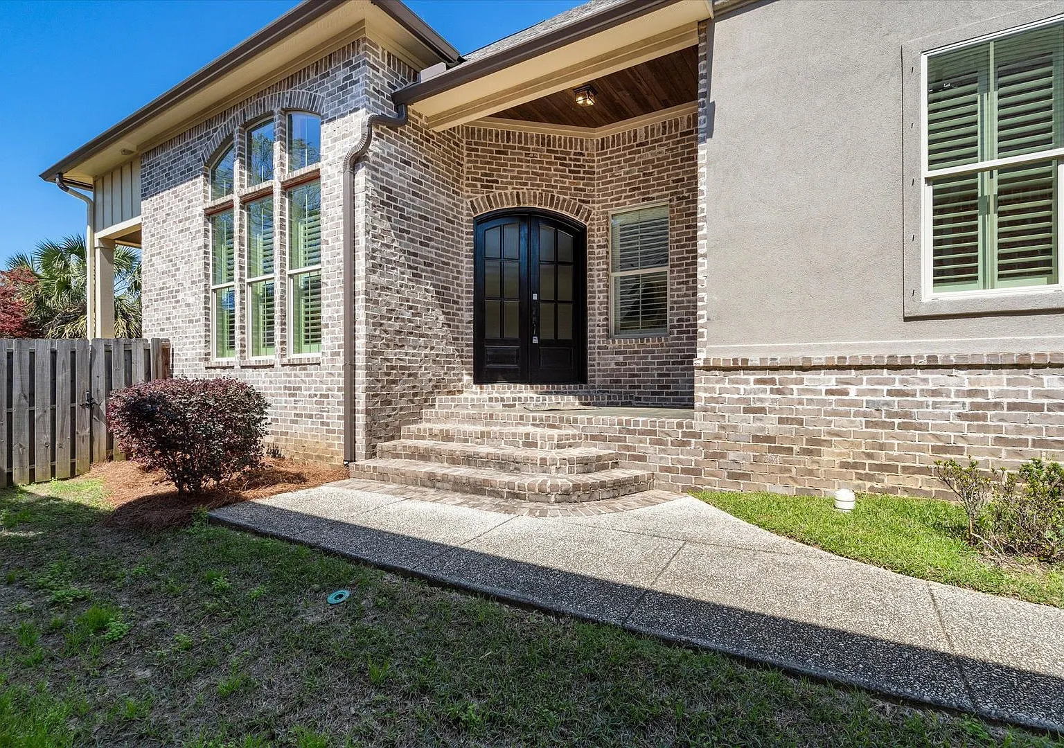 Stunning Custom Home with Exquisite Upgrades — Photo 2