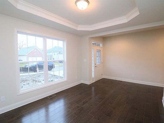 3rd image of 262 Manitoba Ln