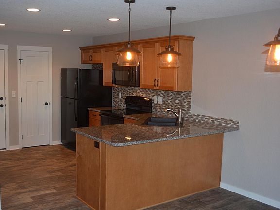 Eat in kitchen - granite counter tops