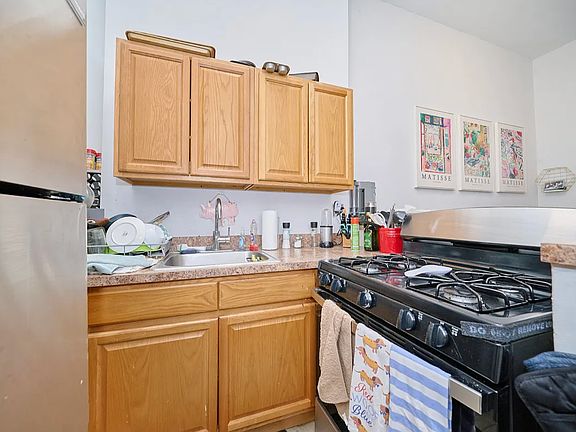 3rd image of 514 W 48th St #C1