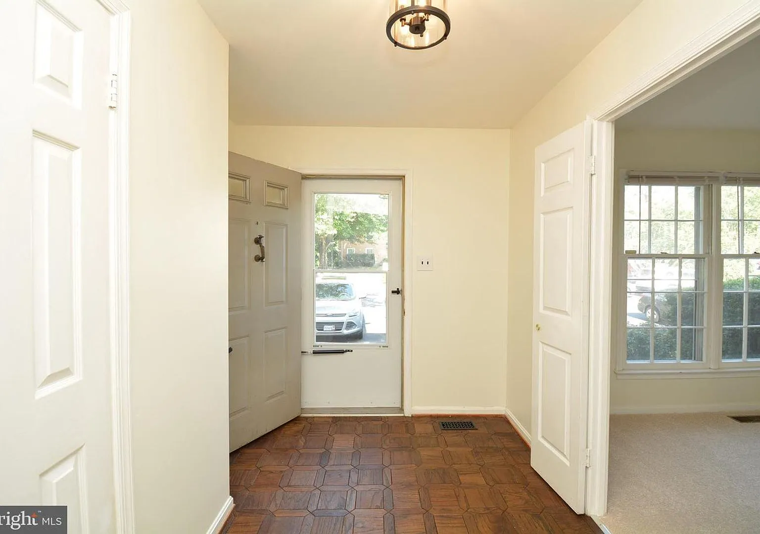 3-Level Town Home close to Fairfax Parkway, Ft Belvoir — Photo 2
