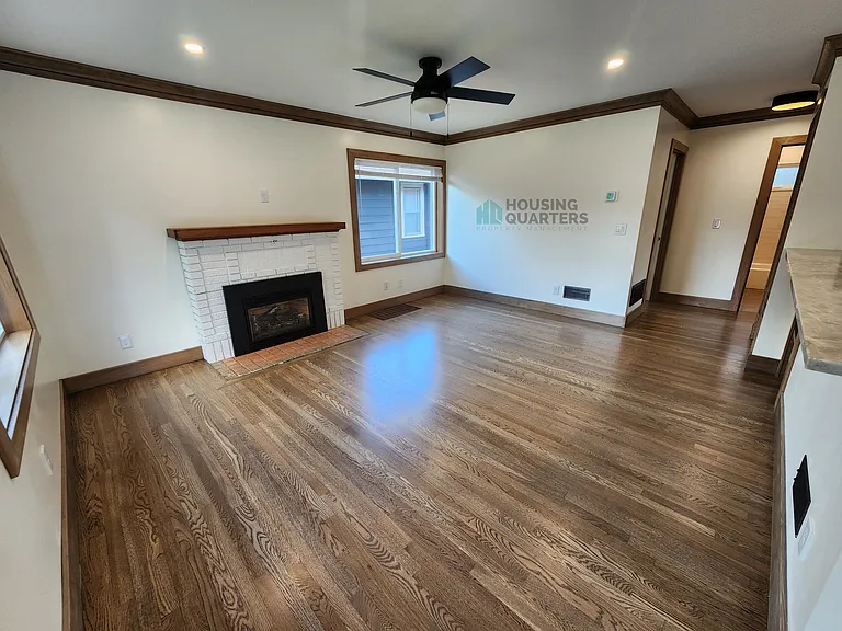 107 W Waverly Pl — Photo 2