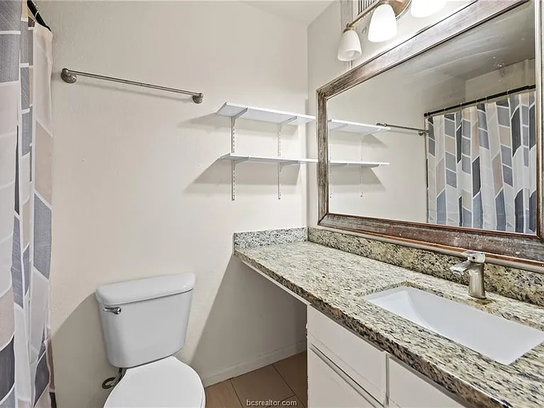 515 Sw Pkwy #301 — Photo 9