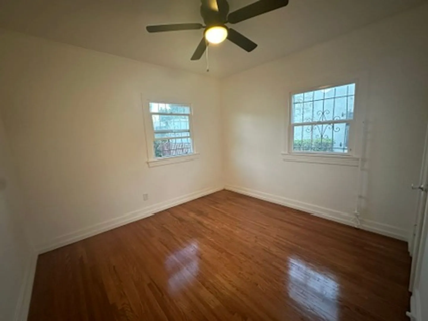 Large, 3 bedroom 1 bath, corner-lot single family home — Photo 4