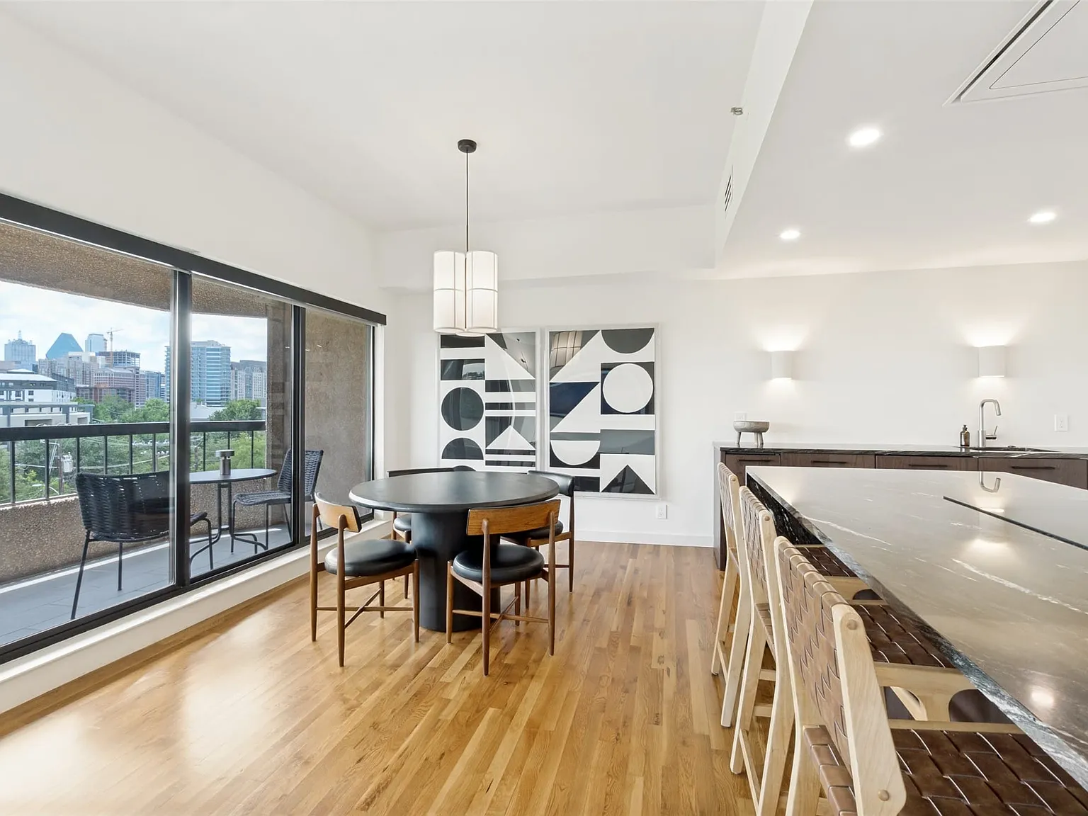 1 bed, 1.0 bath, 996 sqft, $3,850 — Photo 2