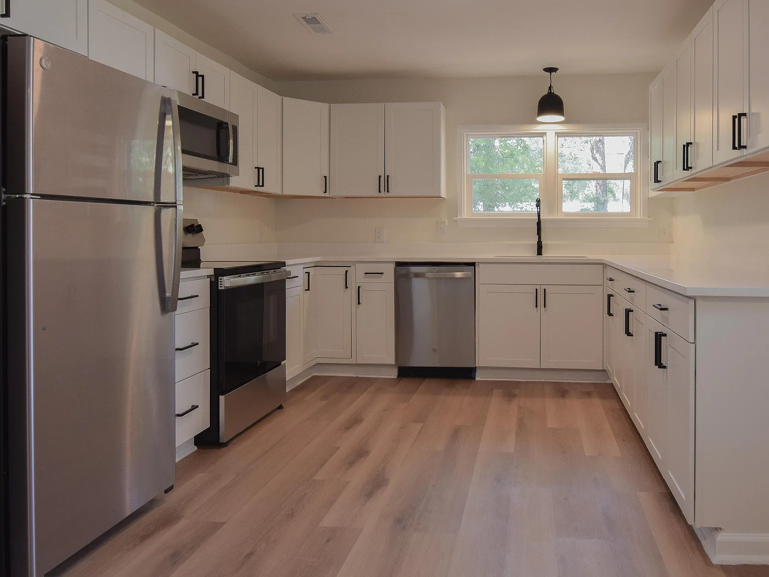 3 bed, 1.5 bath, 1392 sqft, $1,800 — Photo 4