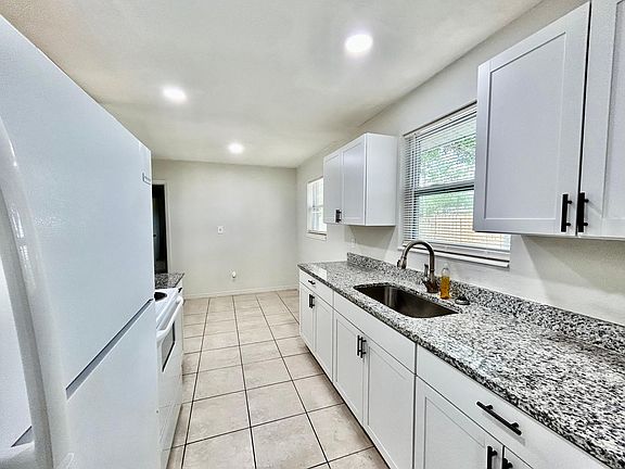 4th image of 15520 Darien Way