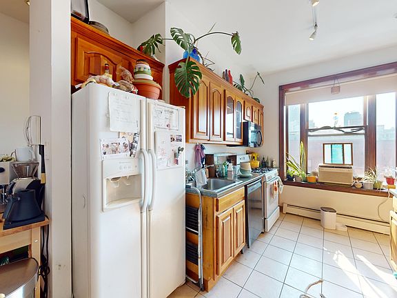 2nd image of 221 Saint James Pl APT 3B