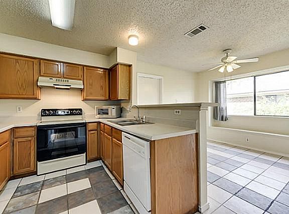 2nd image of 3218 Meadowood Dr