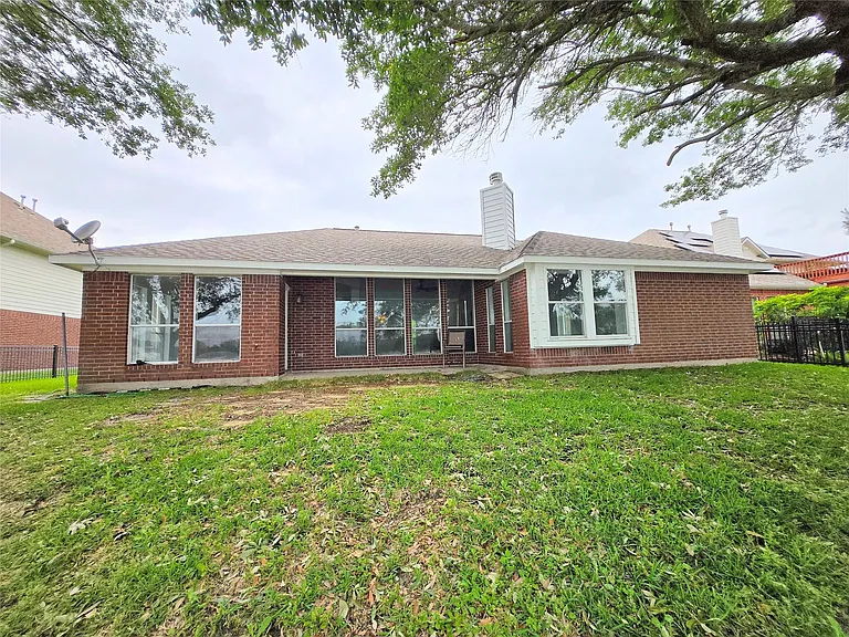 4018 Crystal Lake Cir N — Photo 32