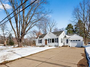 1946 Chatsworth St N, Roseville, MN 55113