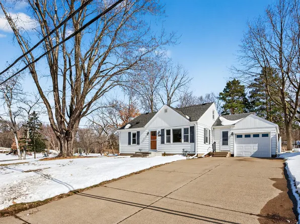 1946 Chatsworth St N, Roseville, MN 55113