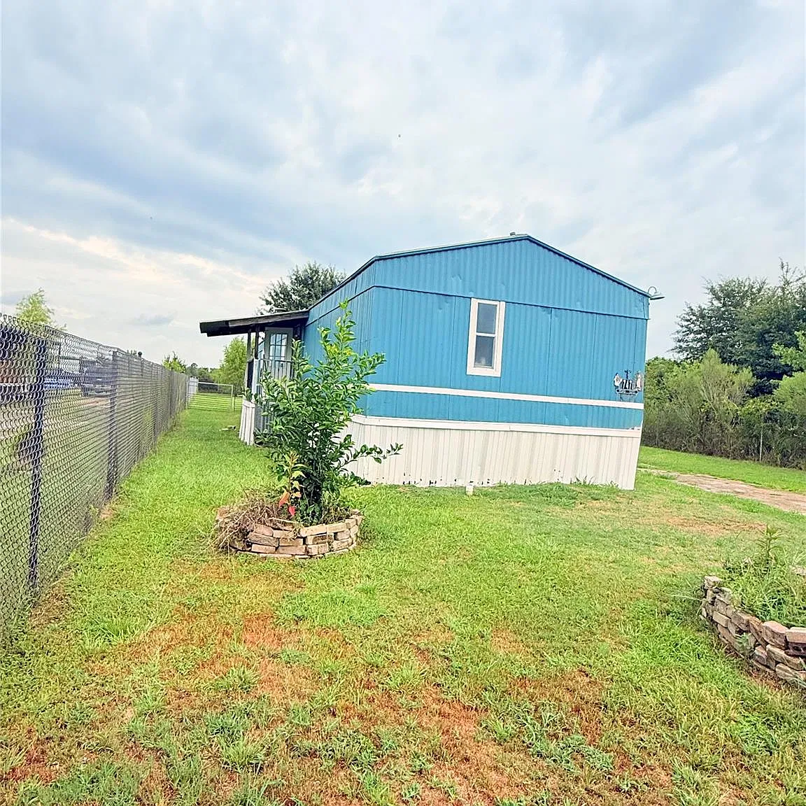 3 bed, 2.0 bath, 1140 sqft, $1,000 — Photo 1