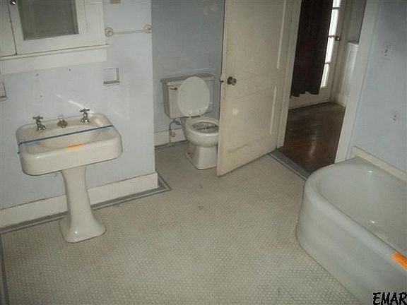 4th image of 901 Cedar St
