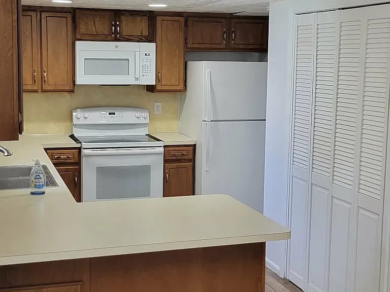 670 N 400 W — Photo 14