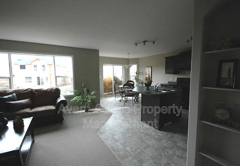 367 Ascott Cres — Photo 3