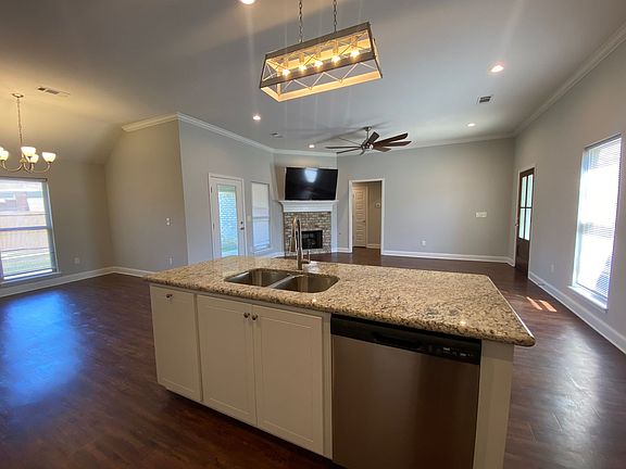 5th image of 562 Westfield Dr