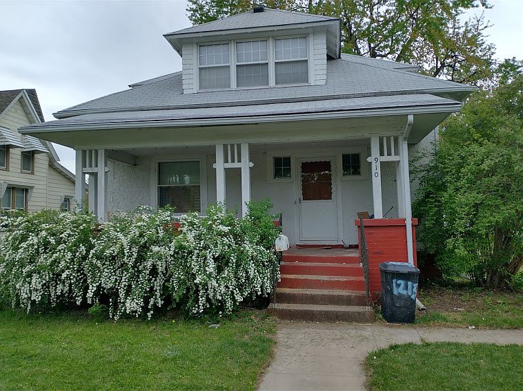 1st image of 910 C Ave E