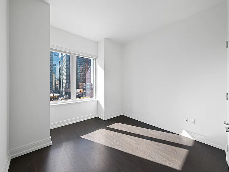 555 10th Ave #36E — Photo 5
