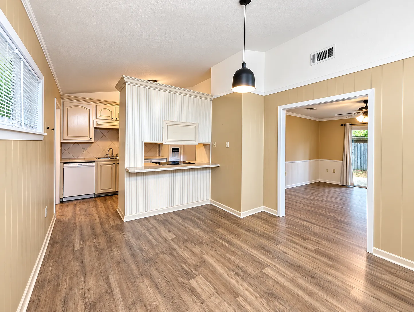 3 bed, 1.5 bath, 1400 sqft, $1,450 — Photo 4