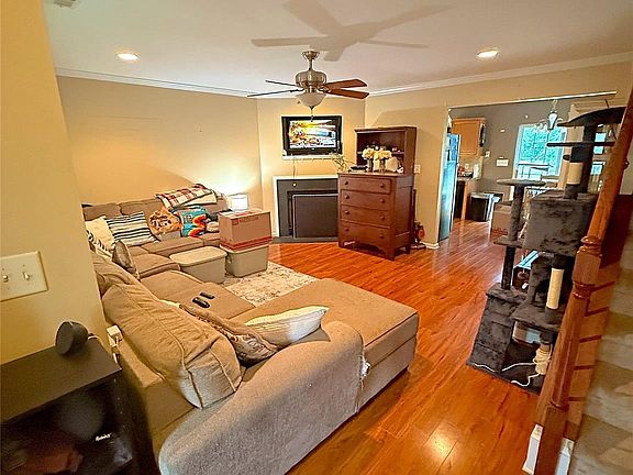 2nd image of 2320 Chantilly Ct