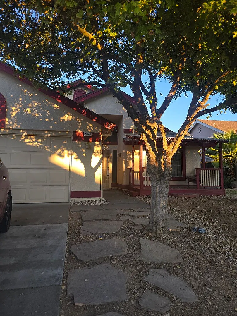 Cute 4 bedroom 2bathroom house in Antelope — Photo 2