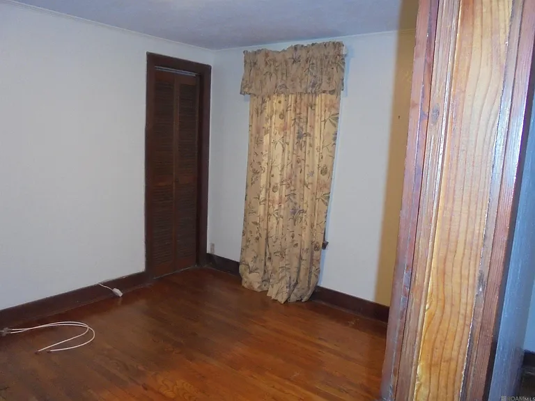 2411 Valley St — Photo 8