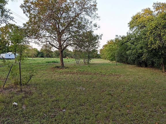 3rd image of 633 Uhland Rd