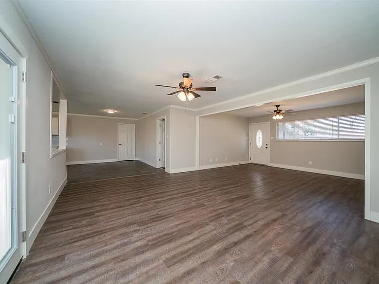 112 E Fairlane Dr — Photo 9